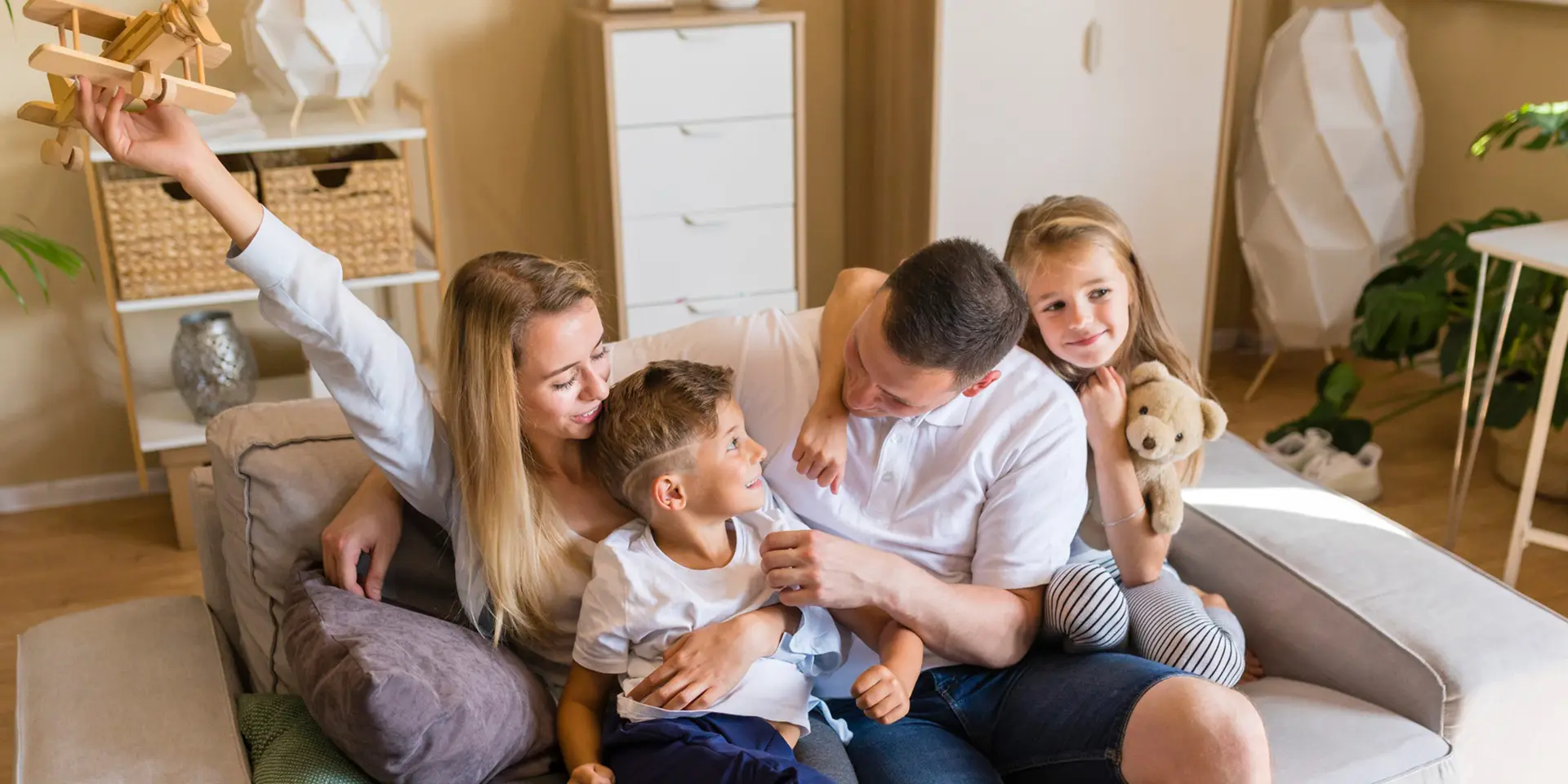 Familie sitzt auf Sofa